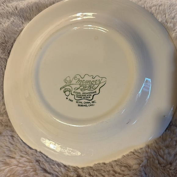 COPY Early Americana Very Collectible Dinner Plate Farm/Harvest Design Red/White - Picture 2 of 5